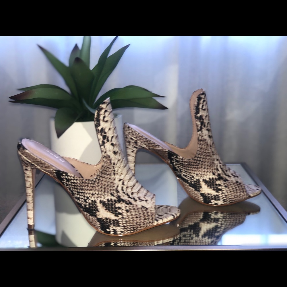 Aldo- Peep Toe Pump